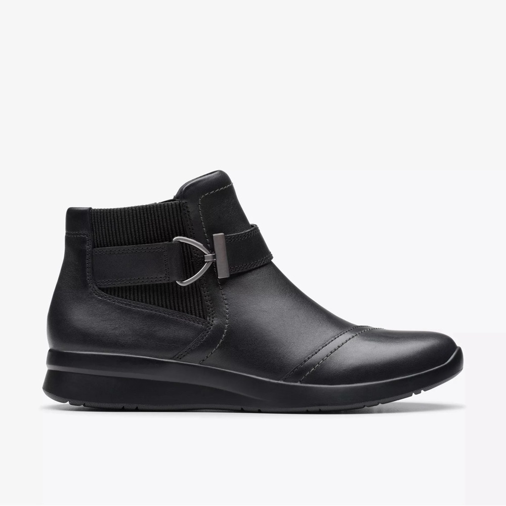 CLARKS WOMEN'S ELLOWYN STRAP BLACK LEATHER